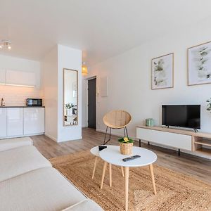 Europe/Flandres Stations Apartment With Balcony!